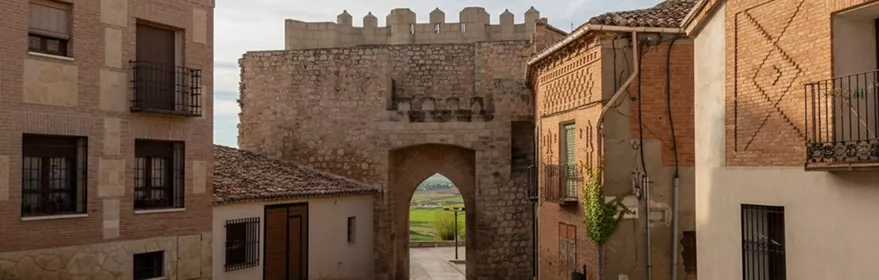 Puerta medieval de piedra en el acceso al pueblo