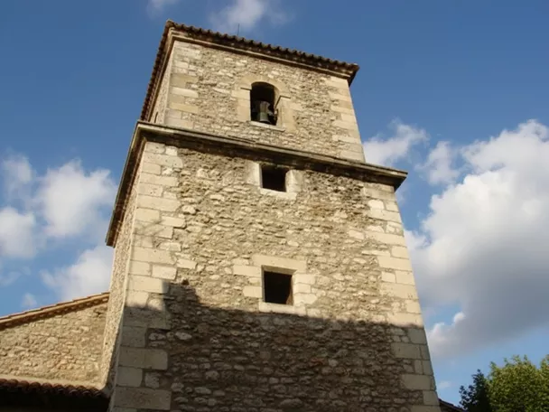 Torre de piedra con campanario