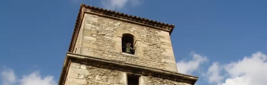 Torre de piedra con campanario