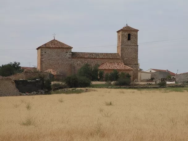 Iglesia de piedra junto a campos de cereal