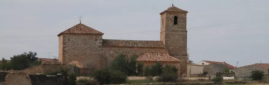 Iglesia de piedra junto a campos de cereal