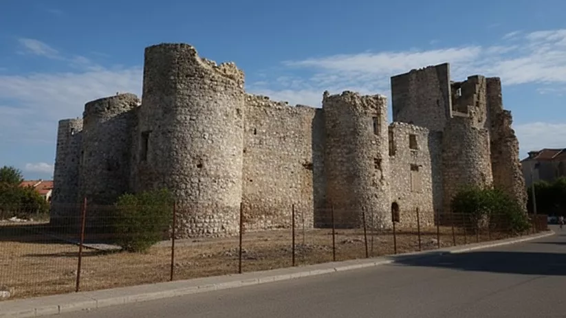Restos de castillo medieval con torreones de piedra
