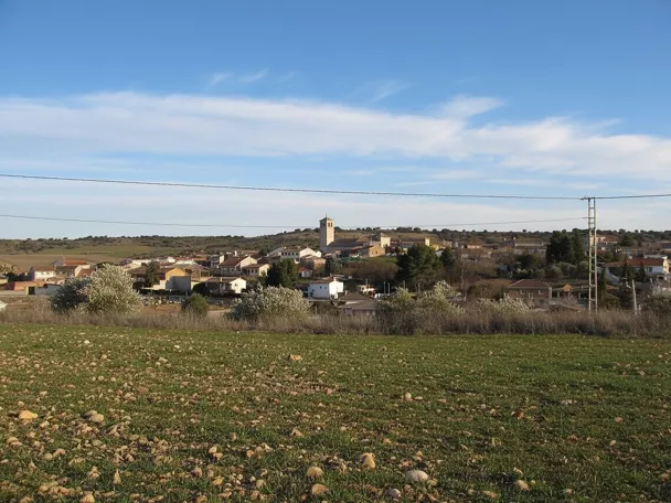 Vista panorámica del pueblo entre campos de cultivo