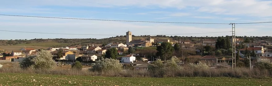 Vista panorámica del pueblo entre campos de cultivo