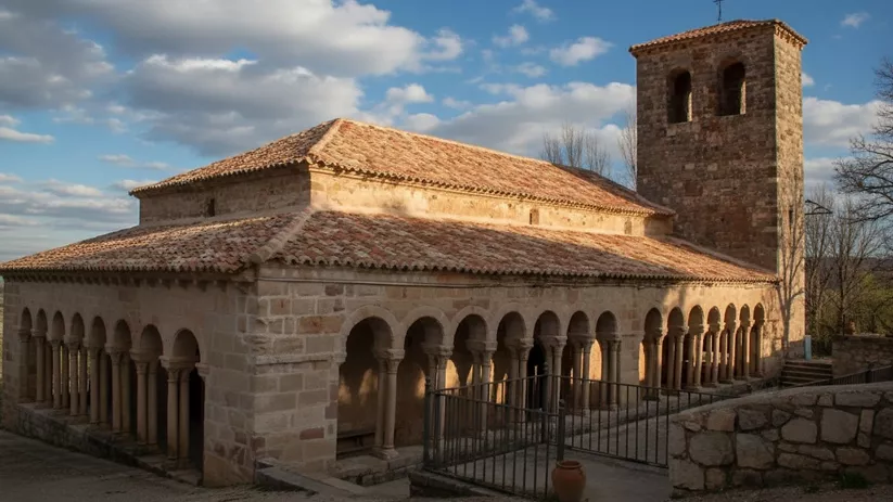 Iglesia románica con galería porticada y torre campanario