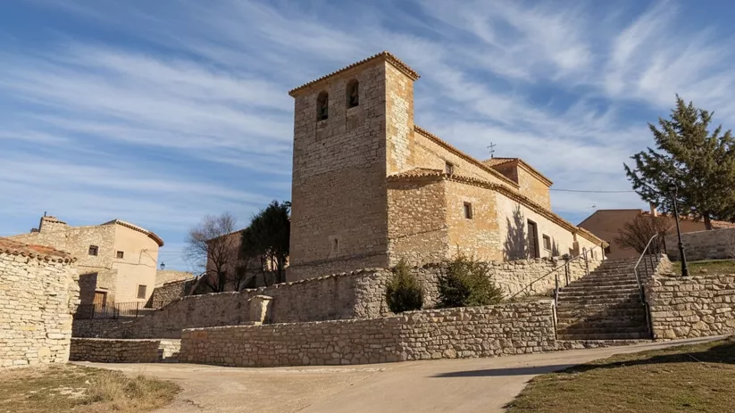 Iglesia parroquial de piedra sobre plataforma elevada