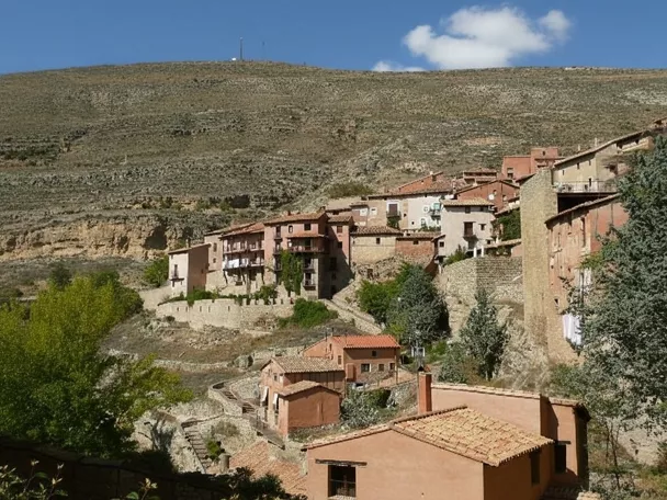 Vista del casco urbano en ladera con arquitectura tradicional