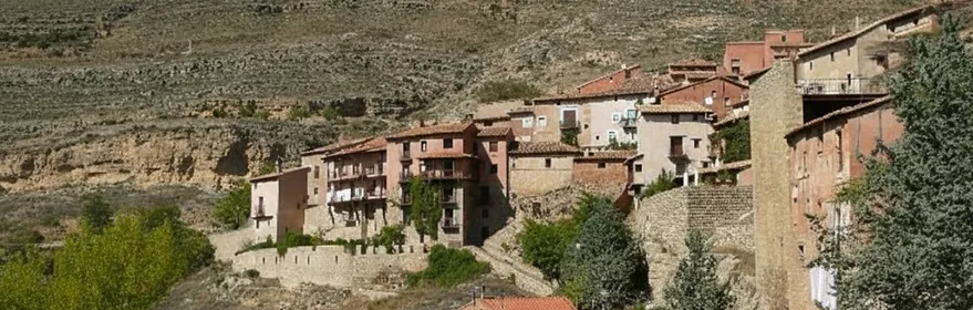 Vista del casco urbano en ladera con arquitectura tradicional