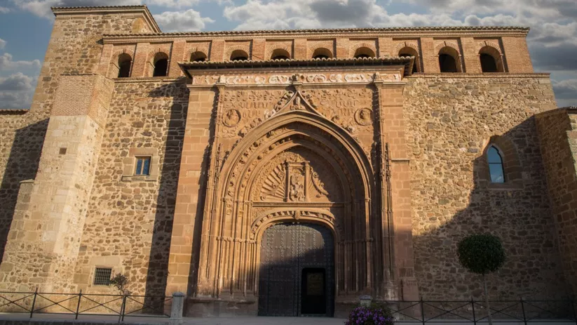 Fachada de piedra con gran portada monumental