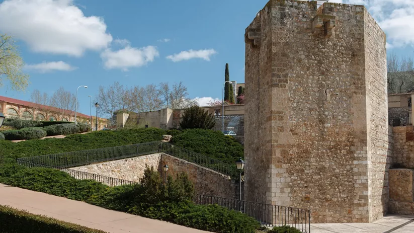 Torre defensiva junto a jardines y paseo.