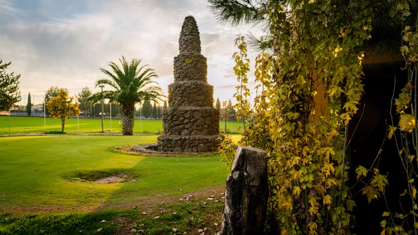 Elemento de piedra en zona ajardinada
