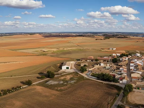 Vista aérea del núcleo urbano entre campos de cultivo