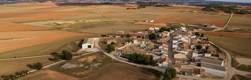 Vista aérea del núcleo urbano entre campos de cultivo