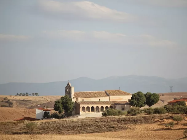 Ermita en paisaje abierto de la campiña