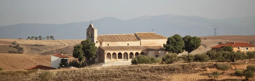 Ermita en paisaje abierto de la campiña