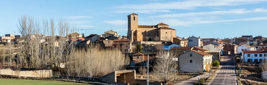 Vista general de Tortuera con su iglesia