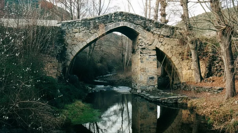 Puente de piedra sobre el río