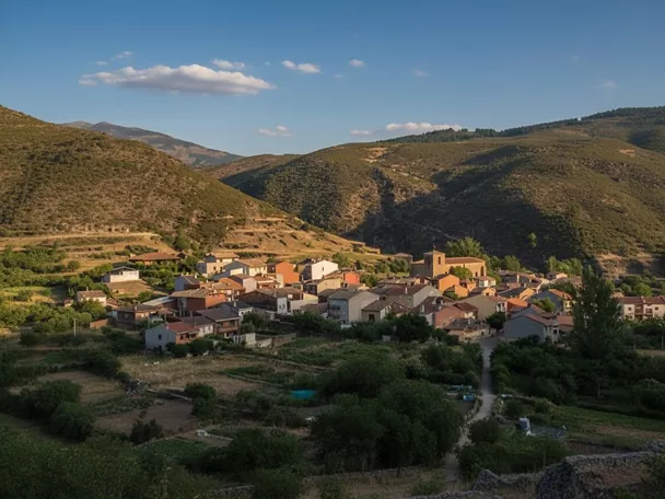 Vista general del pueblo entre montes