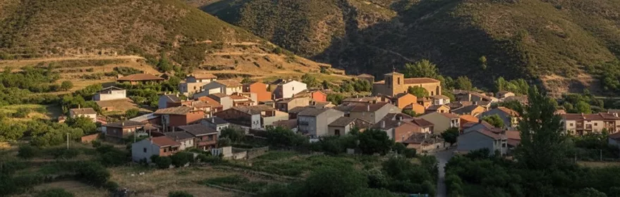 Vista general del pueblo entre montes