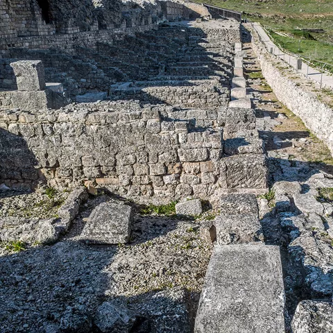 Restos de tabernas en el yacimiento de Valeria