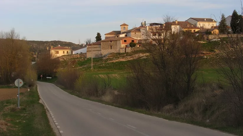 Acceso al pueblo por carretera