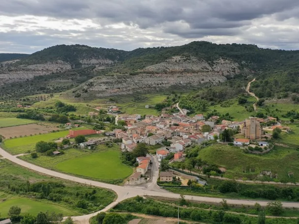 Vista aérea del municipio enclavado en entorno montañoso y natural