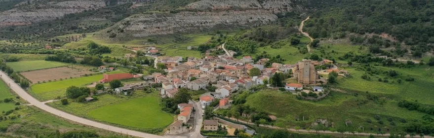 Vista aérea del municipio enclavado en entorno montañoso y natural