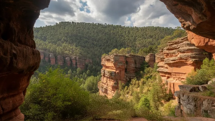 Paisaje de cañón rocoso con formaciones naturales
