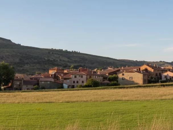 Vista general del pueblo entre campos de cultivo