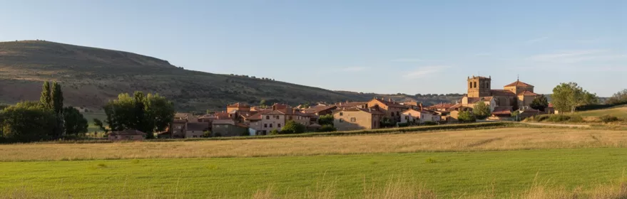 Vista general del pueblo entre campos de cultivo