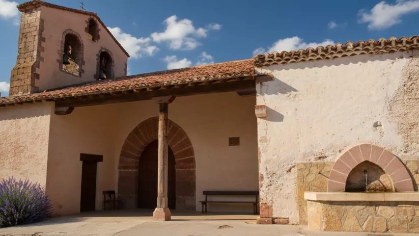 Iglesia rural con pórtico y espadaña de piedra