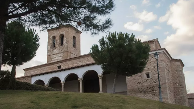 Iglesia con pórtico porticado y torre