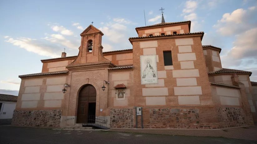 Iglesia de ladrillo con fachada principal