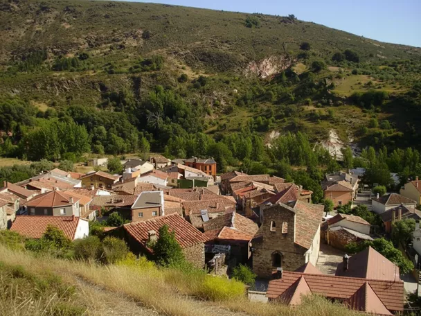 Vista del pueblo entre laderas y vegetación