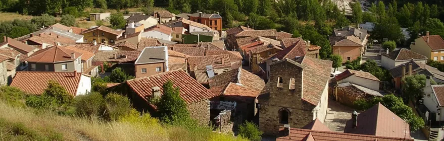 Vista del pueblo entre laderas y vegetación