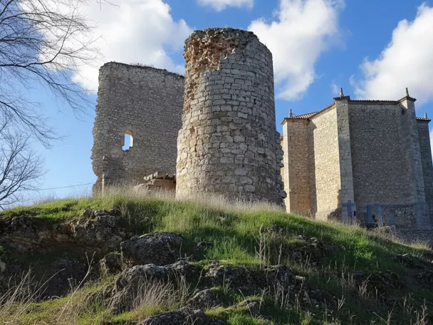 Restos de torre y muralla sobre elevación