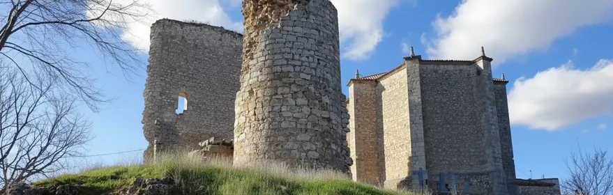 Restos de torre y muralla sobre elevación