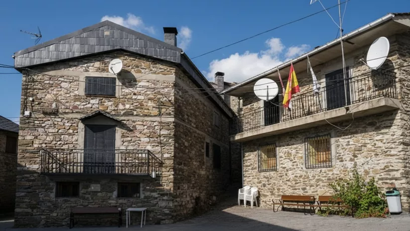 Arquitectura tradicional en piedra con balcones