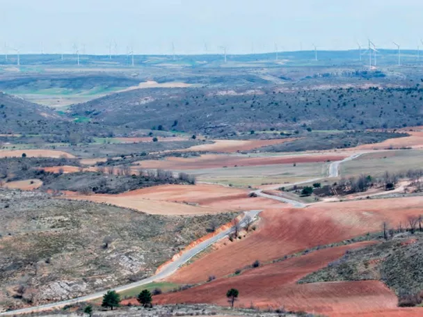 Paisaje rural con colinas y campos abiertos.