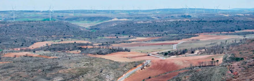 Paisaje rural con colinas y campos abiertos.