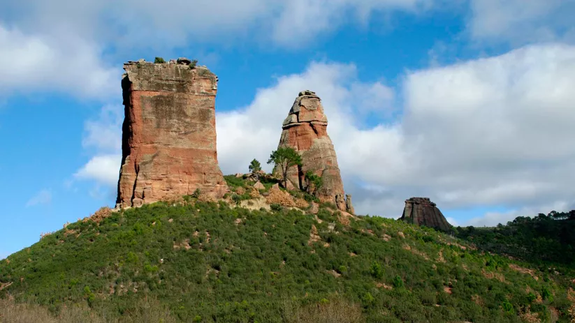 Torreones rocosos en paisaje natural