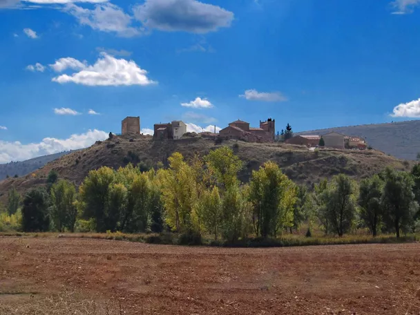 Pueblo medieval sobre colina.