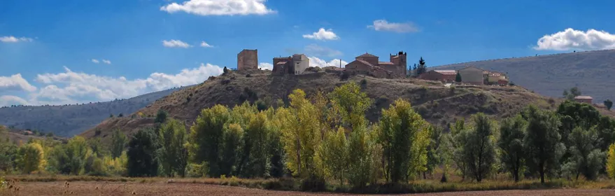 Pueblo medieval sobre colina.