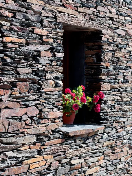 Ventana en muro de pizarra.