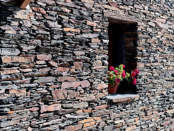Ventana en muro de pizarra.