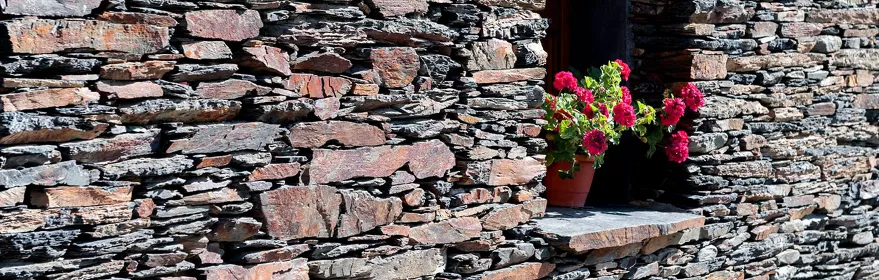 Ventana en muro de pizarra.