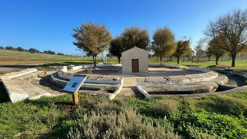 Lavadero tradicional restaurado en entorno rural