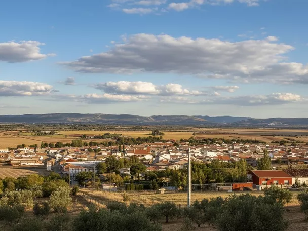 Vista panorámica del municipio rodeado de campos de cultivo