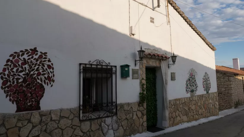 Fachada tradicional con decoración mural