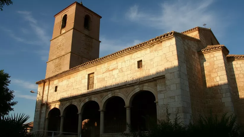 Iglesia parroquial con pórtico y torre